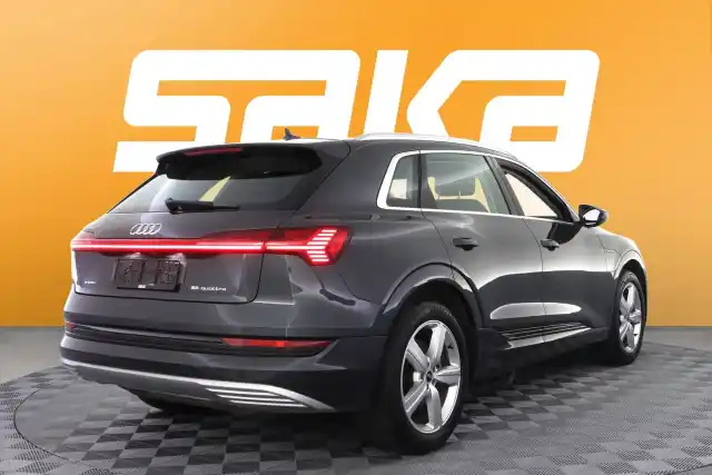 Harmaa Maastoauto, Audi e-tron – VAR-21276