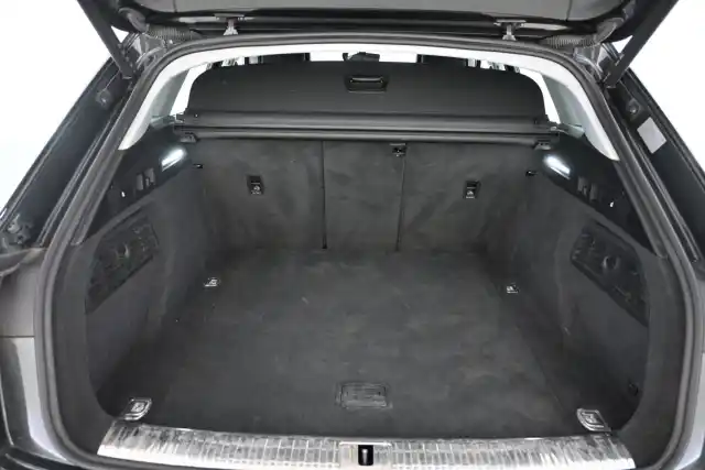 Harmaa Maastoauto, Audi e-tron – VAR-21276