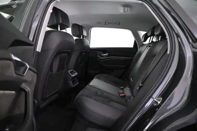Harmaa Maastoauto, Audi e-tron – VAR-21276