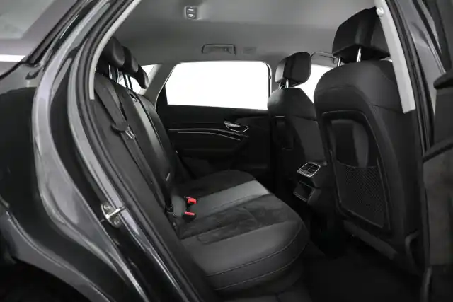 Harmaa Maastoauto, Audi e-tron – VAR-21276