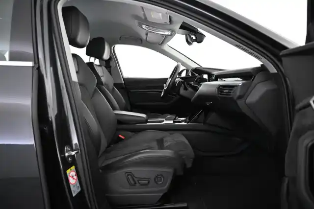 Harmaa Maastoauto, Audi e-tron – VAR-21276