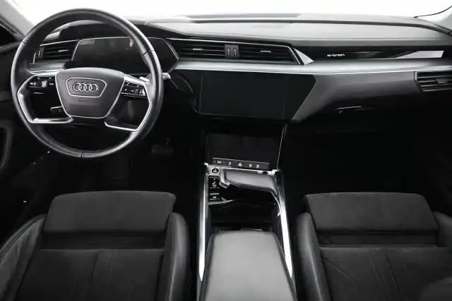 Harmaa Maastoauto, Audi e-tron – VAR-21276