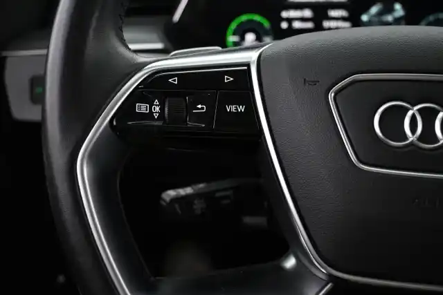 Harmaa Maastoauto, Audi e-tron – VAR-21276