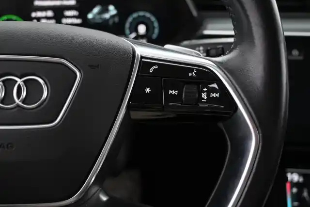 Harmaa Maastoauto, Audi e-tron – VAR-21276
