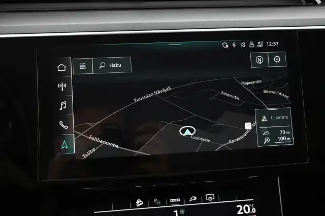 Harmaa Maastoauto, Audi e-tron – VAR-21276