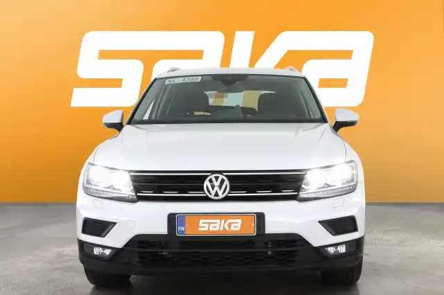 Valkoinen Maastoauto, Volkswagen Tiguan – VAR-21664