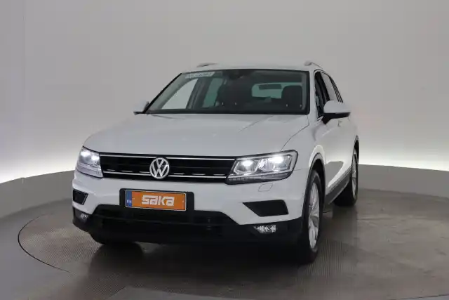 Valkoinen Maastoauto, Volkswagen Tiguan – VAR-21664