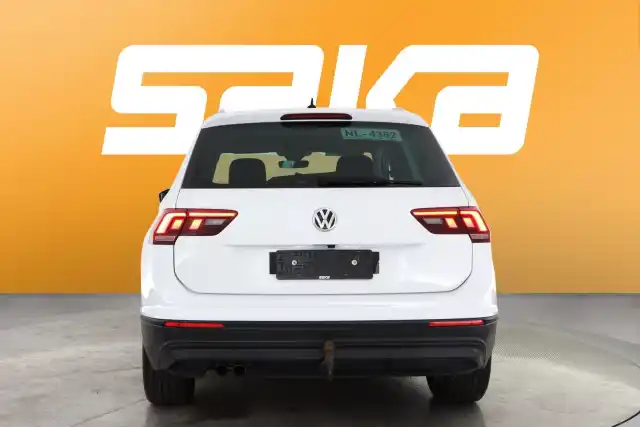 Valkoinen Maastoauto, Volkswagen Tiguan – VAR-21664