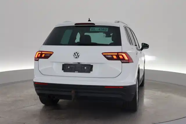 Valkoinen Maastoauto, Volkswagen Tiguan – VAR-21664