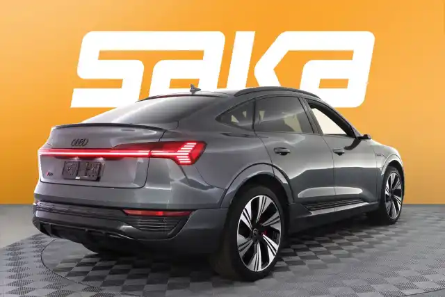 Musta Maastoauto, Audi Q8 e-tron – VAR-22414