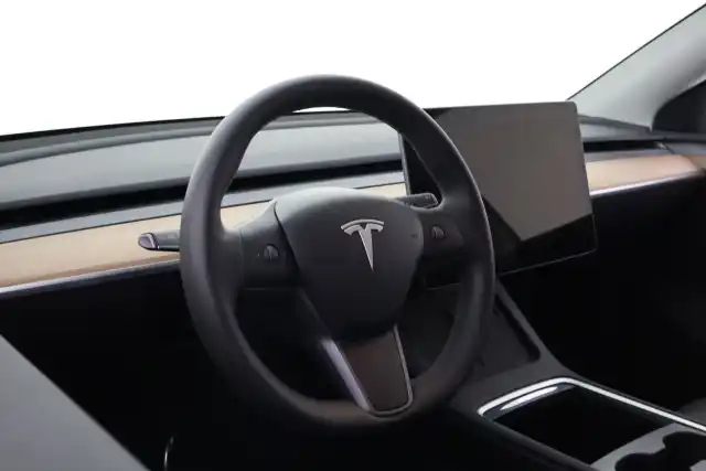 Valkoinen Maastoauto, Tesla Model Y – VAR-22637