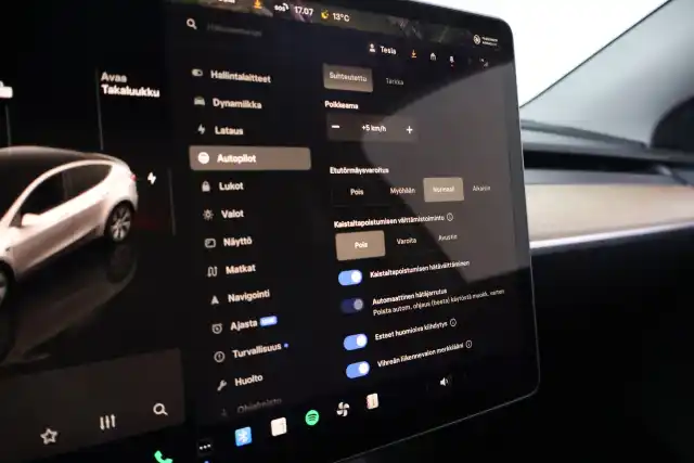 Valkoinen Maastoauto, Tesla Model Y – VAR-22637