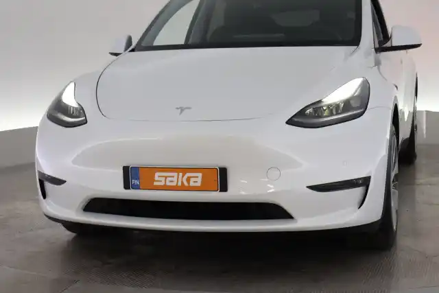 Valkoinen Maastoauto, Tesla Model Y – VAR-22637