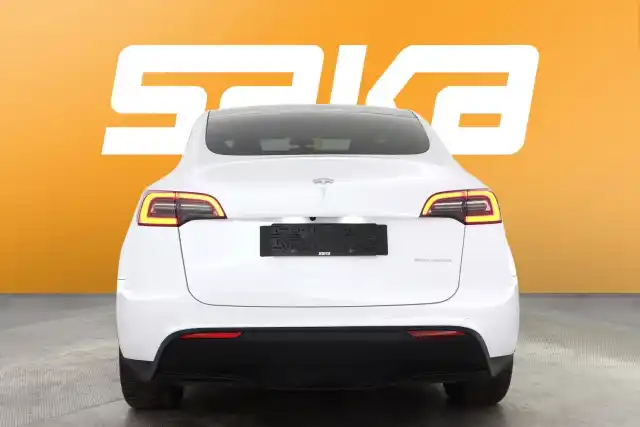 Valkoinen Maastoauto, Tesla Model Y – VAR-22637