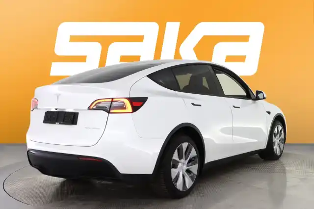 Valkoinen Maastoauto, Tesla Model Y – VAR-22637