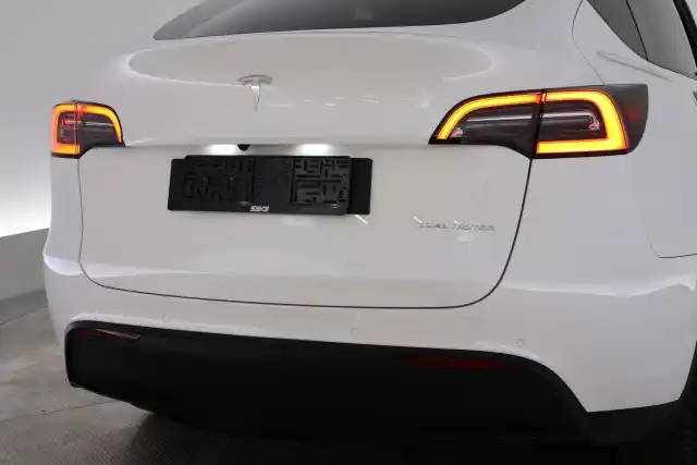 Valkoinen Maastoauto, Tesla Model Y – VAR-22637