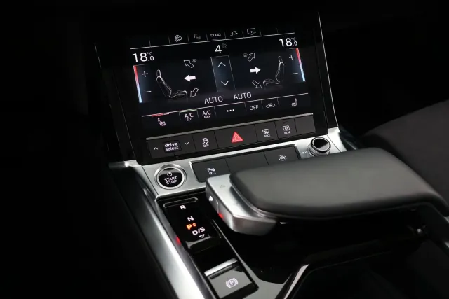 Musta Maastoauto, Audi e-tron – VAR-22922