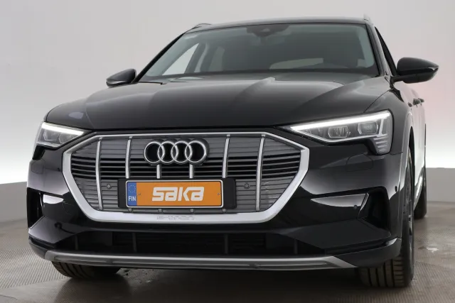 Musta Maastoauto, Audi e-tron – VAR-22922