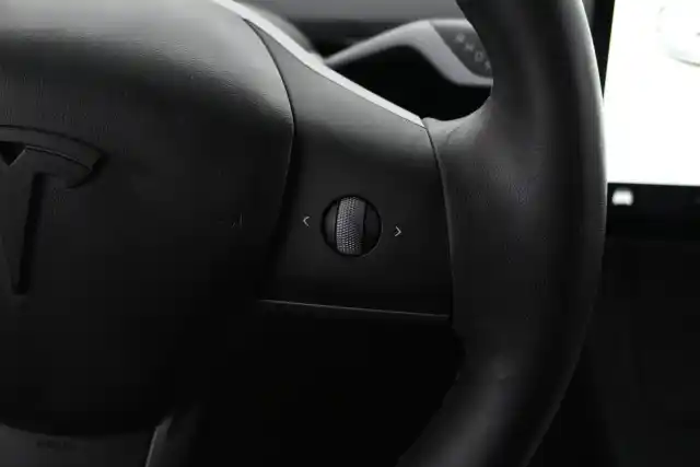 Valkoinen Sedan, Tesla Model 3 – VAR-22969