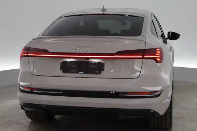 Valkoinen Maastoauto, Audi e-tron – VAR-23033
