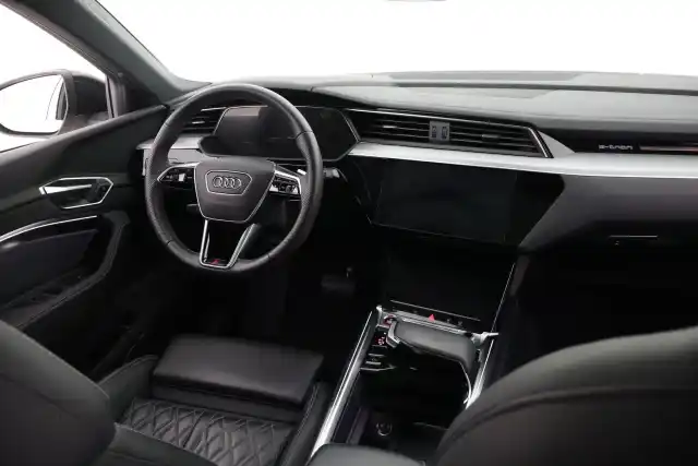 Valkoinen Maastoauto, Audi e-tron – VAR-23033