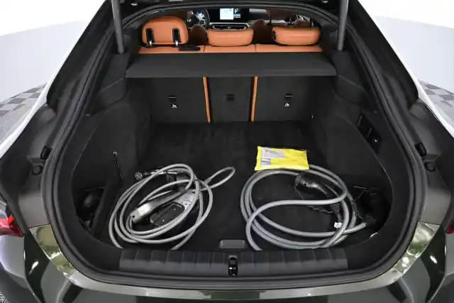 Vihreä Sedan, BMW i4 – VAR-23115