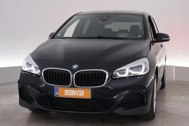 Musta Tila-auto, BMW 225 – VAR-23201