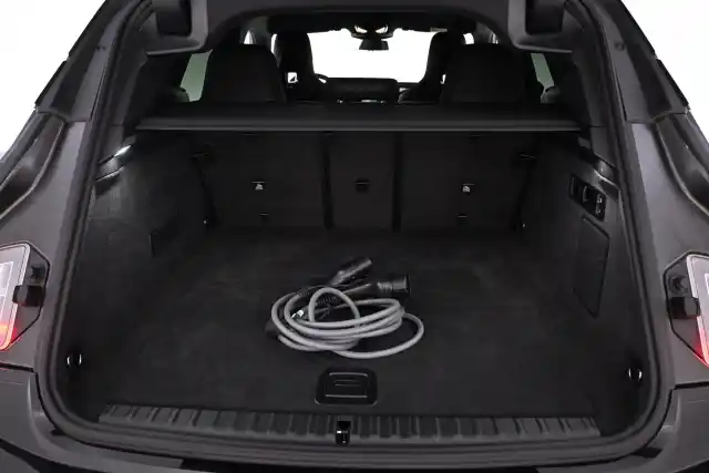 Musta Maastoauto, BMW iX – VAR-23351