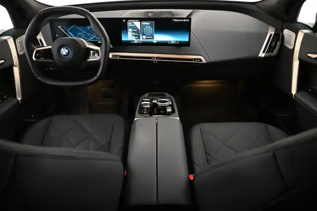 Musta Maastoauto, BMW iX – VAR-23559