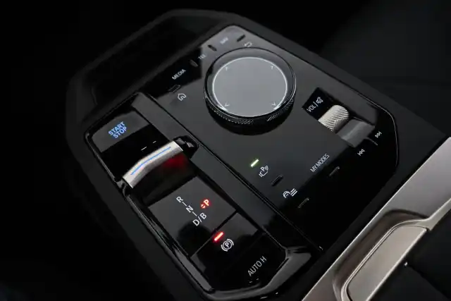 Musta Maastoauto, BMW iX – VAR-23559