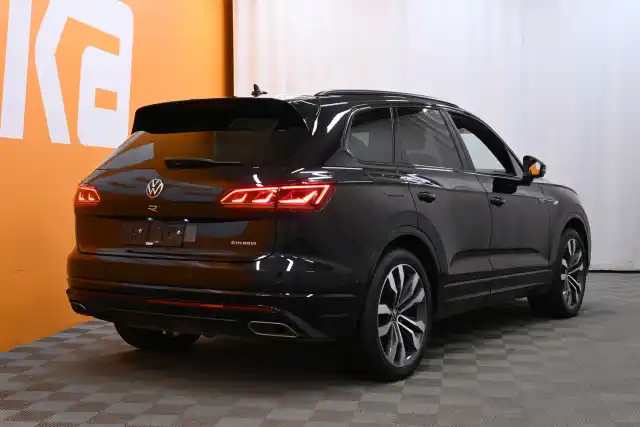 Musta Maastoauto, Volkswagen Touareg – VAR-23908
