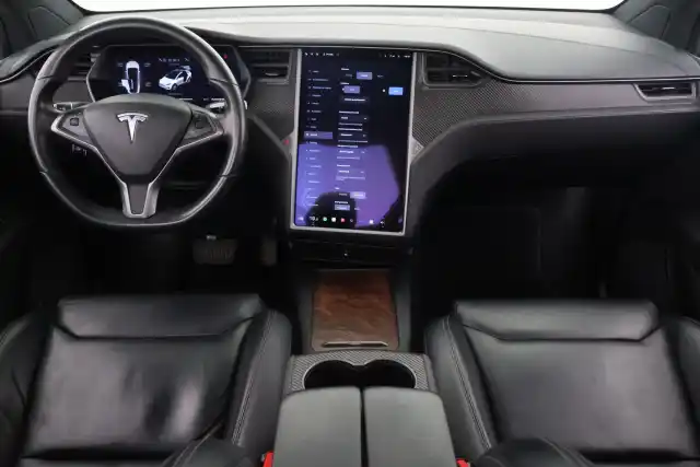 Valkoinen Maastoauto, Tesla Model X – VAR-23957