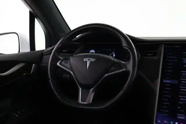 Valkoinen Maastoauto, Tesla Model X – VAR-23957