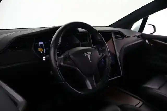 Valkoinen Maastoauto, Tesla Model X – VAR-23957