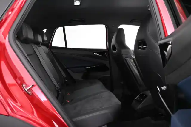 Punainen Maastoauto, Volkswagen ID.4 – VAR-24011