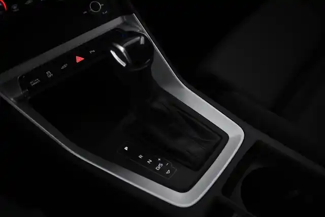 Harmaa Maastoauto, Audi Q3 – VAR-24137