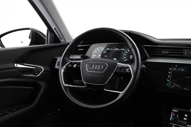 Musta Maastoauto, Audi e-tron – VAR-24205