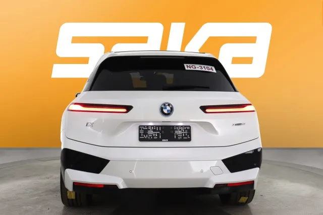 Valkoinen Maastoauto, BMW iX – VAR-24217