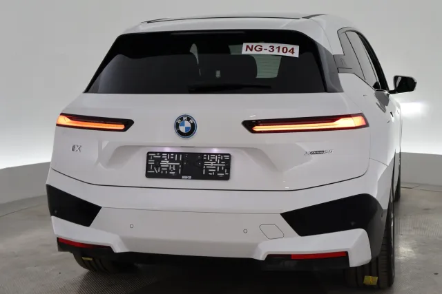 Valkoinen Maastoauto, BMW iX – VAR-24217