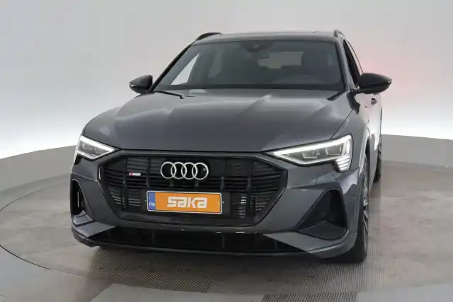 Harmaa Maastoauto, Audi e-tron – VAR-24227