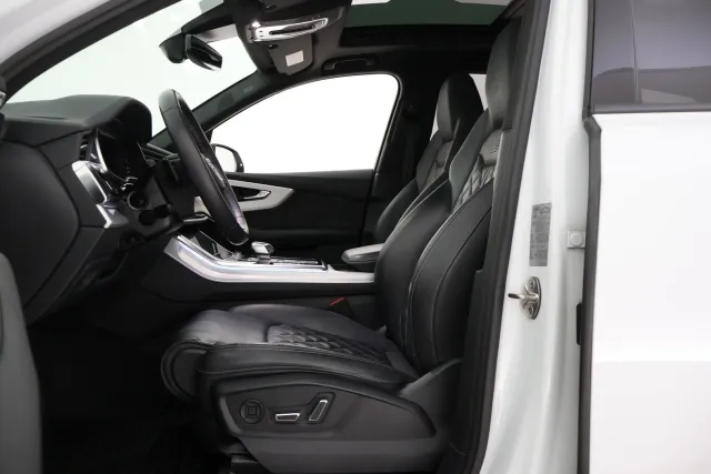 Valkoinen Maastoauto, Audi Q7 – VAR-24299