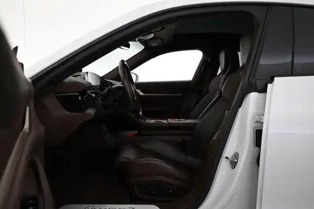Valkoinen Sedan, Porsche Taycan – VAR-24385