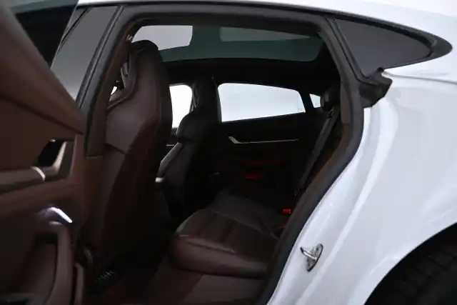 Valkoinen Sedan, Porsche Taycan – VAR-24385