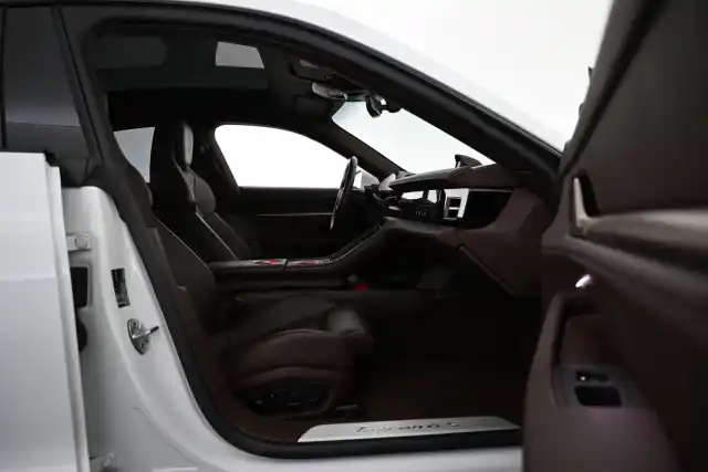 Valkoinen Sedan, Porsche Taycan – VAR-24385