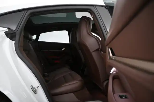 Valkoinen Sedan, Porsche Taycan – VAR-24385