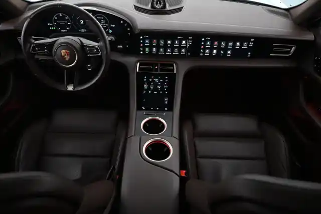 Valkoinen Sedan, Porsche Taycan – VAR-24385