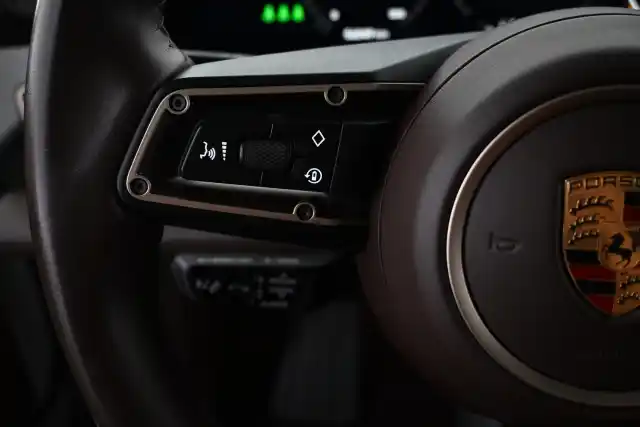 Valkoinen Sedan, Porsche Taycan – VAR-24385