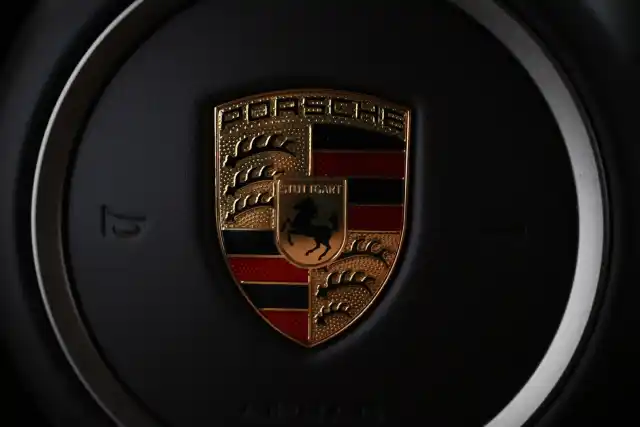 Valkoinen Sedan, Porsche Taycan – VAR-24385