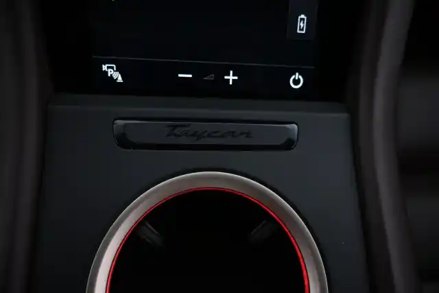 Valkoinen Sedan, Porsche Taycan – VAR-24385
