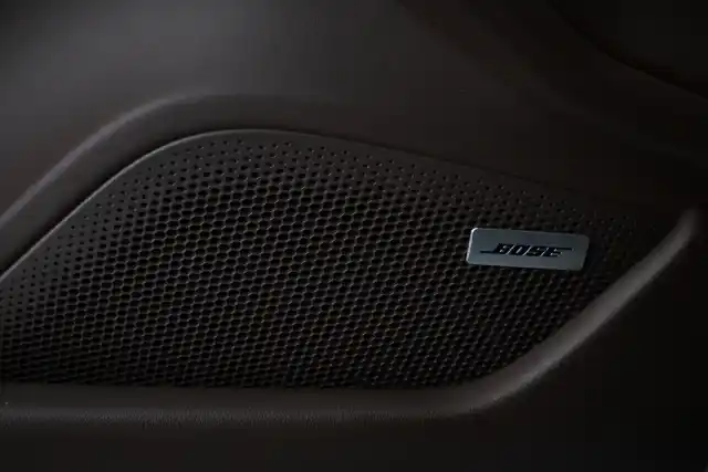 Valkoinen Sedan, Porsche Taycan – VAR-24385
